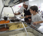 Uma alimentação adequada durante a infância é essencial para o desenvolvimento completo e saudável da criança. 