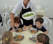 Uma alimentação adequada durante a infância é essencial para o desenvolvimento completo e saudável da criança. 
